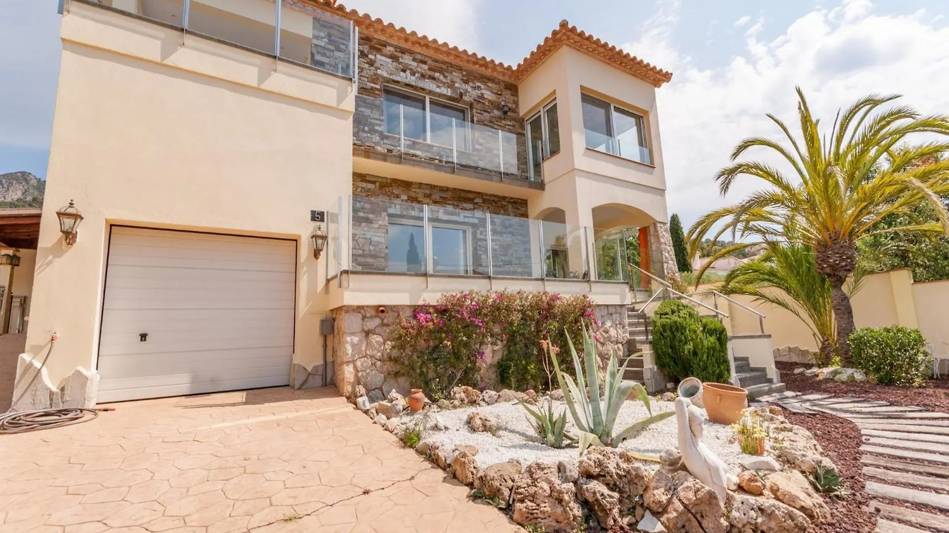 Modern Apartment In Roses With Swimming Pool Spanien