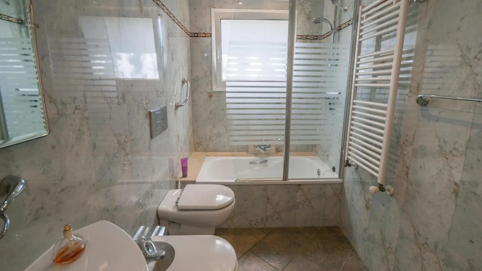 Modern Apartment In Roses With Swimming Pools kontakt